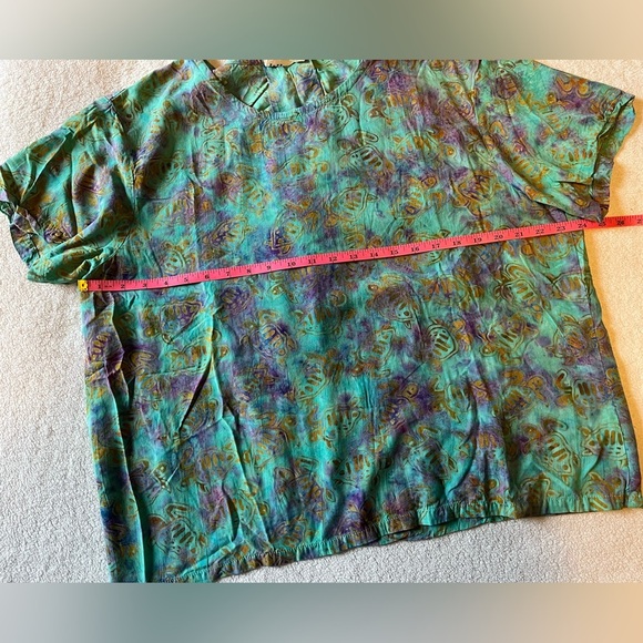 Batik Green Purple Top with gold sea turtle design. Women’s XXL - Picture 6 of 7